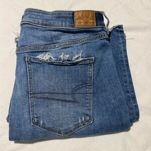 AE RIPPED SUPER HIGH-WAISTED
FLARE JEAN Size 12